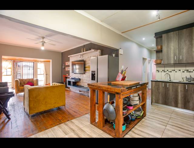 5 BEDROOM HOUSE FOR SALE IN OAKDALE